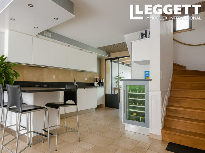 Image No.1-4 Bed House for sale