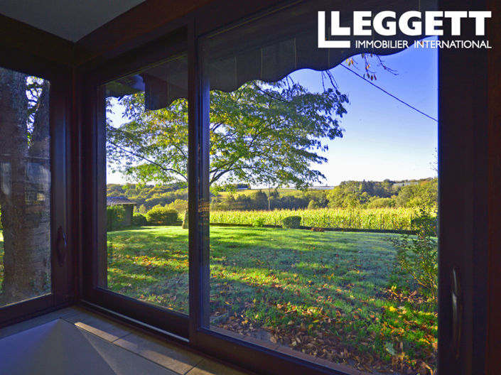 Image No.8-6 Bed House for sale