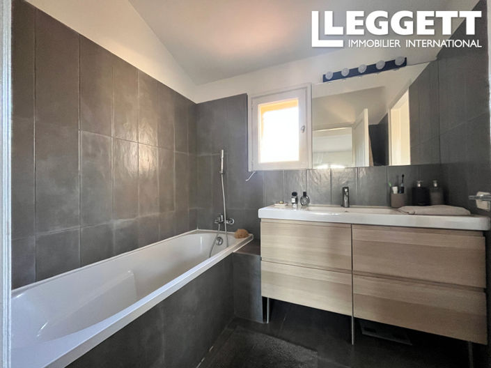 Image No.5-2 Bed House for sale