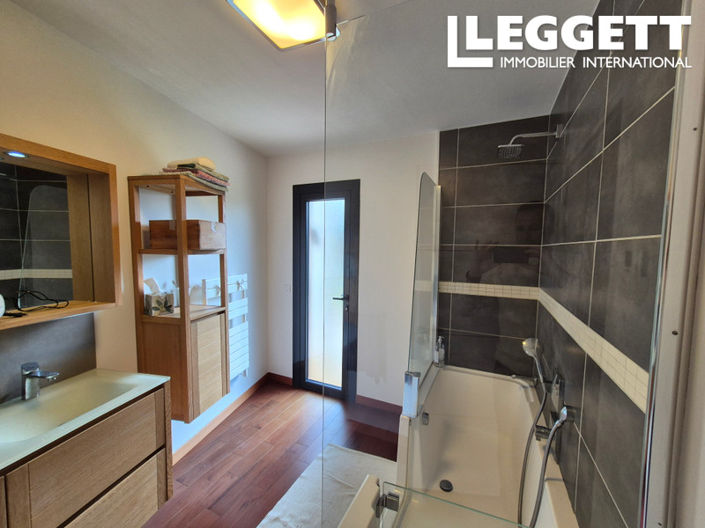 Image No.8-3 Bed House for sale