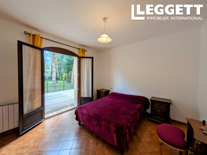 Image No.8-6 Bed House for sale