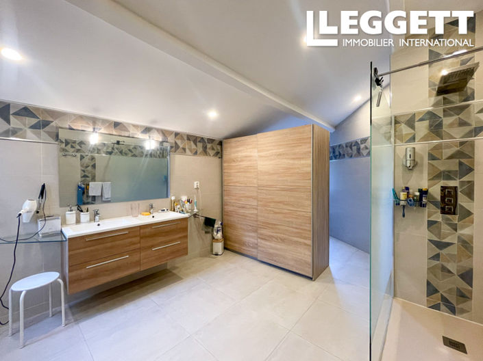 Image No.8-4 Bed House for sale