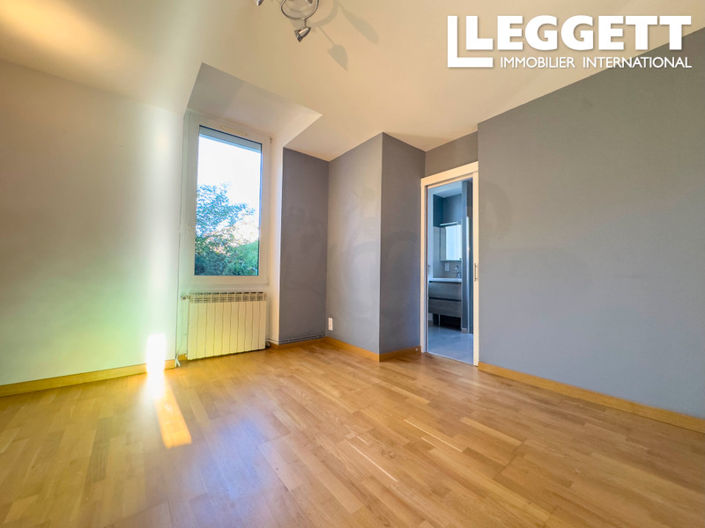 Image No.8-5 Bed House for sale