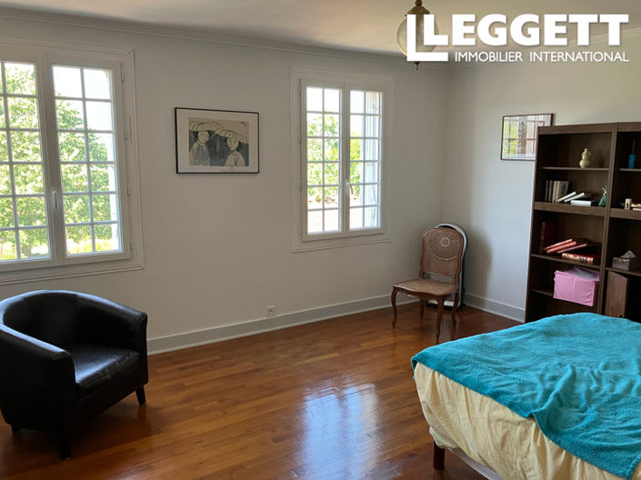 Image No.8-6 Bed House for sale