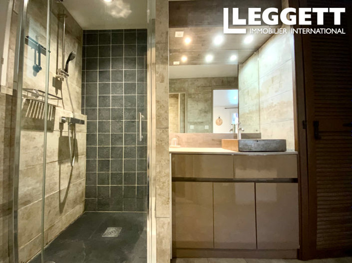 Image No.8-8 Bed House for sale