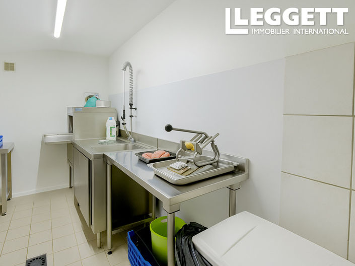 Image No.8-3 Bed Commercial for sale