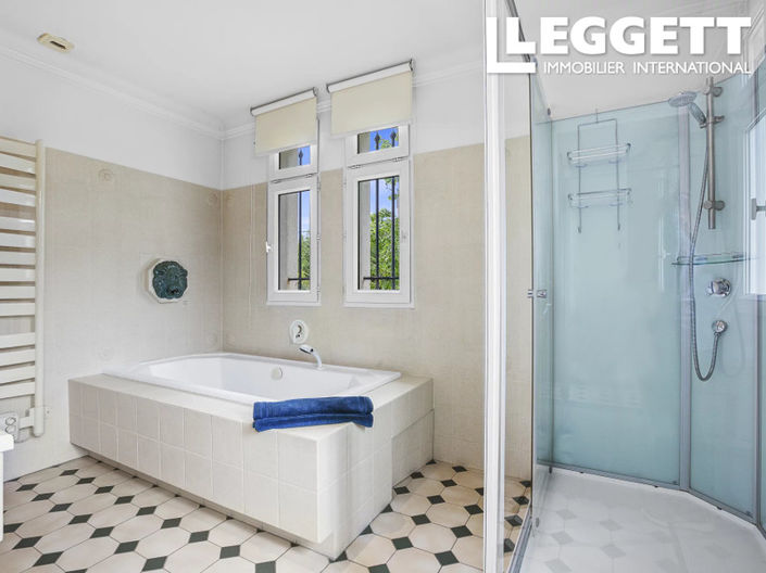 Image No.8-5 Bed House for sale