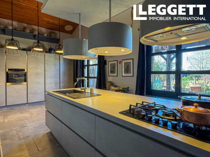 Image No.3-Commercial de 4 chambres à vendre à Montfermier