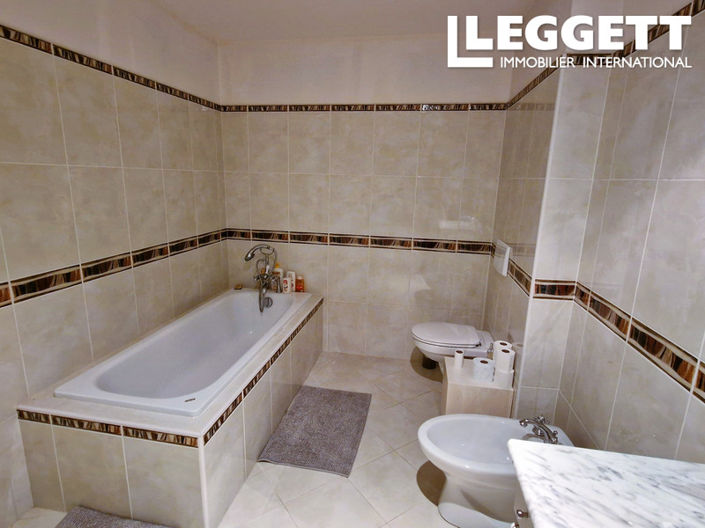 Image No.8-6 Bed House for sale