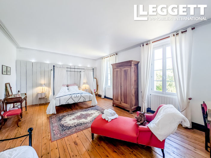 Image No.8-6 Bed House for sale