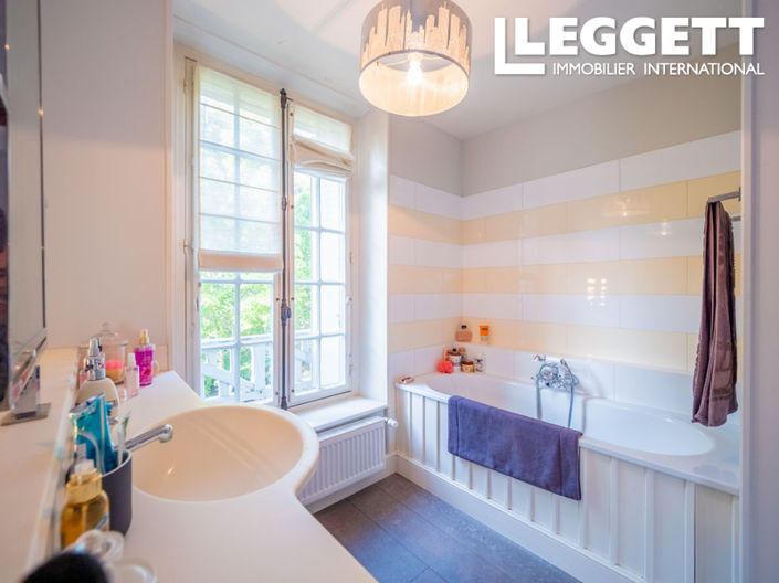 Image No.8-6 Bed House for sale