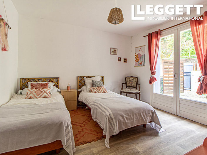 Image No.8-5 Bed House for sale