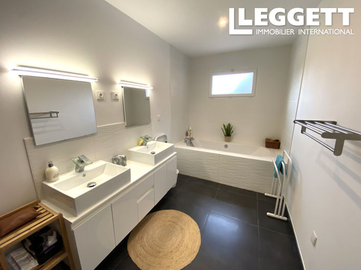 Image No.6-4 Bed House for sale