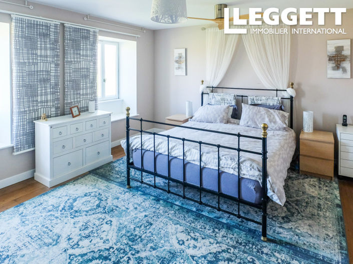 Image No.8-5 Bed House for sale