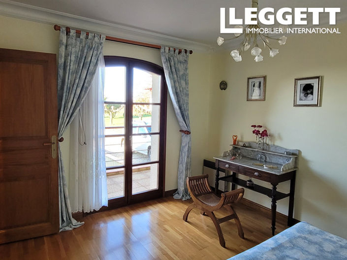 Image No.6-4 Bed House for sale