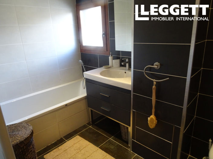 Image No.8-6 Bed House for sale