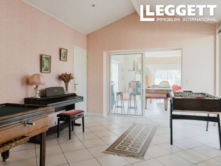 Image No.8-6 Bed House for sale