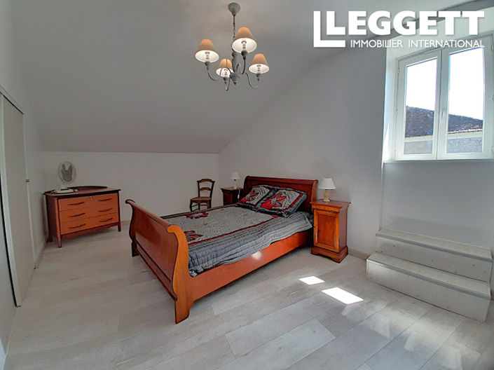 Image No.8-4 Bed House for sale