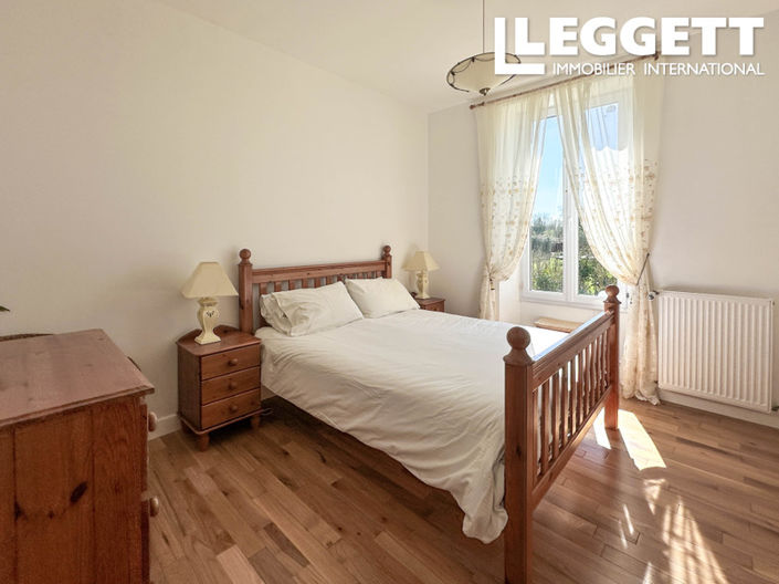 Image No.8-5 Bed House for sale