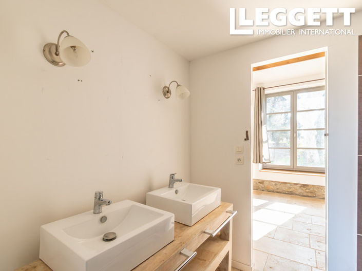 Image No.7-7 Bed House for sale