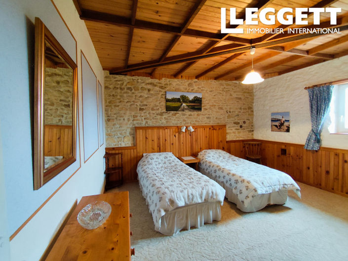 Image No.8-5 Bed House for sale