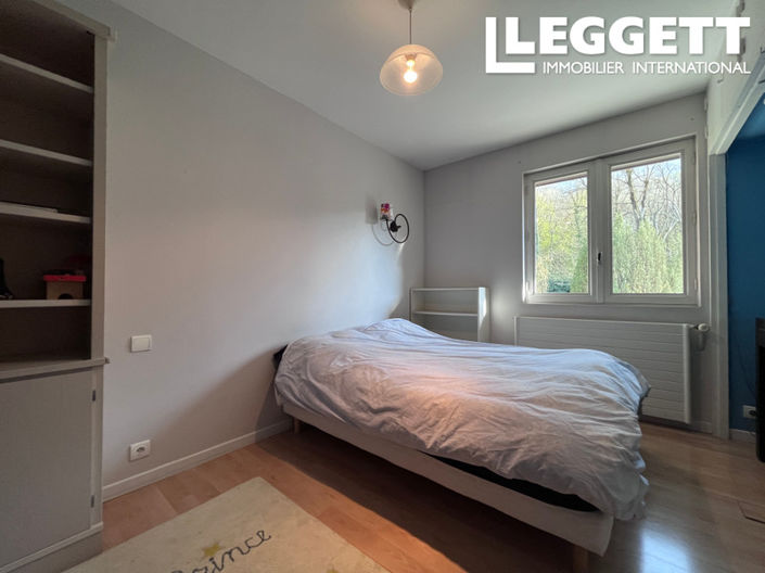 Image No.8-6 Bed House for sale