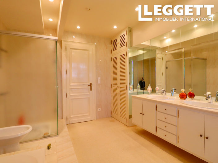 Image No.8-5 Bed House for sale