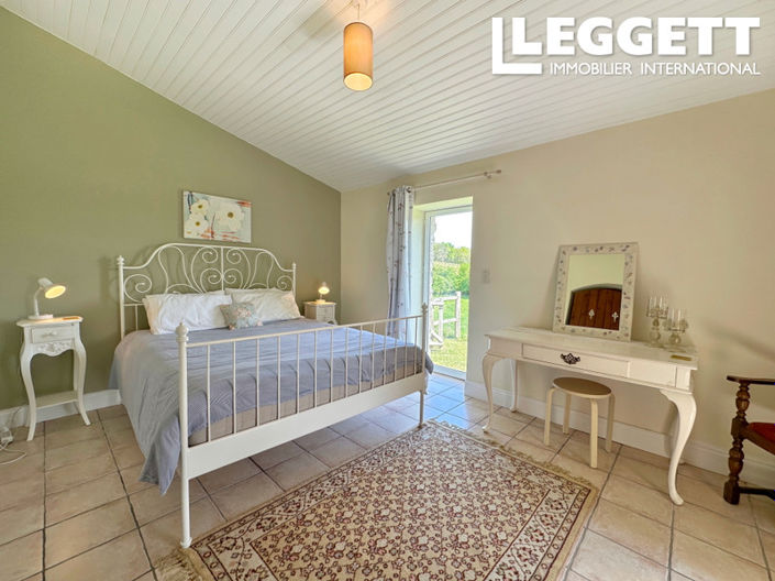 Image No.8-8 Bed House for sale