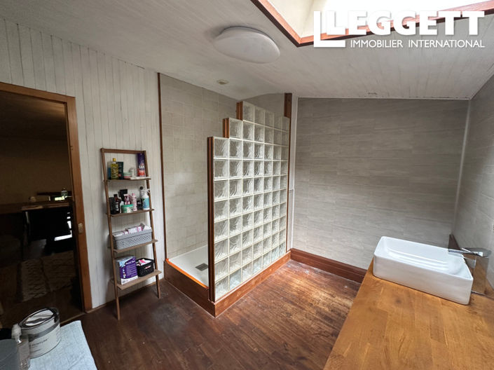 Image No.8-5 Bed House for sale