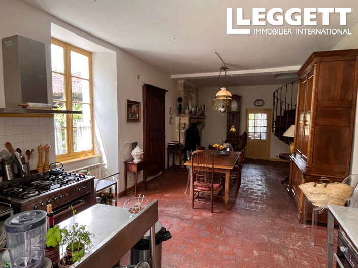 Image No.8-8 Bed House for sale