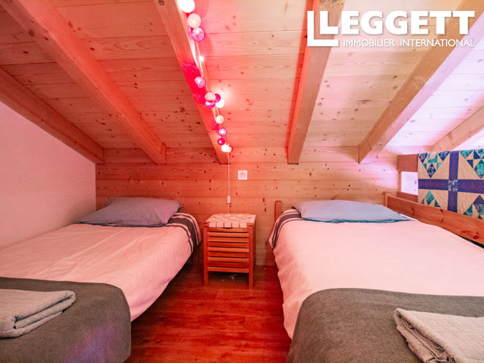 Image No.7-10 Bed House for sale