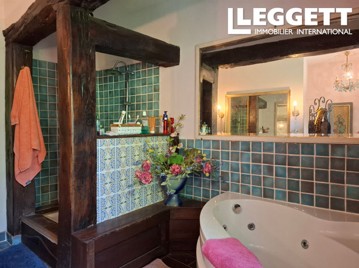 Image No.8-6 Bed House for sale