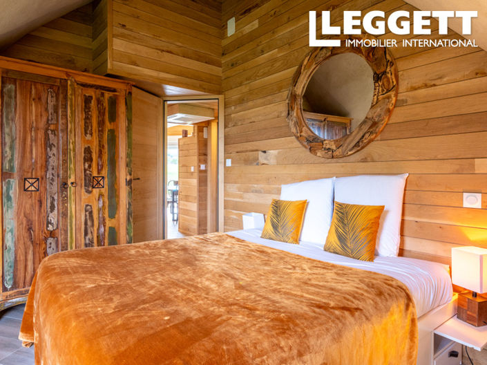 Image No.8-8 Bed House for sale
