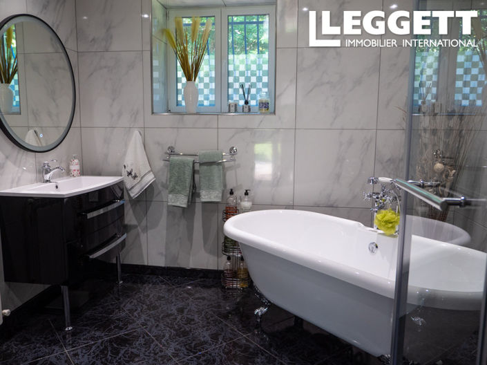 Image No.7-7 Bed House for sale