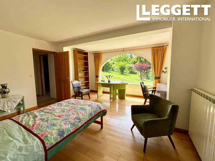 Image No.6-6 Bed House for sale