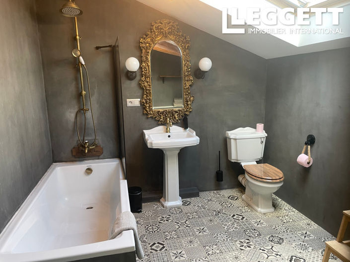 Image No.6-7 Bed Commercial for sale