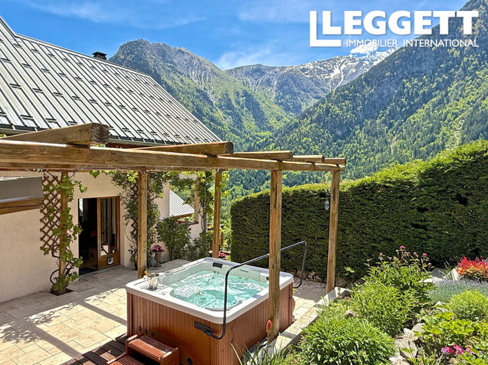 Image No.8-7 Bed House for sale