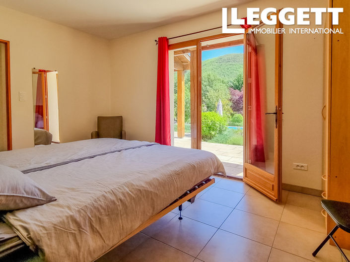 Image No.10-3 Bed House for sale