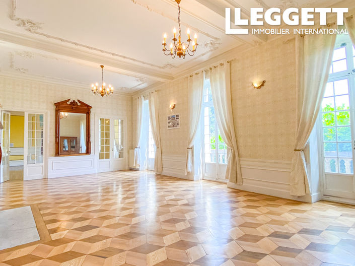 Image No.2-Châteaux de 12 chambres à vendre à Marcilloles