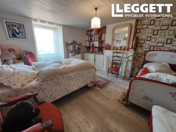 Image No.8-6 Bed House for sale