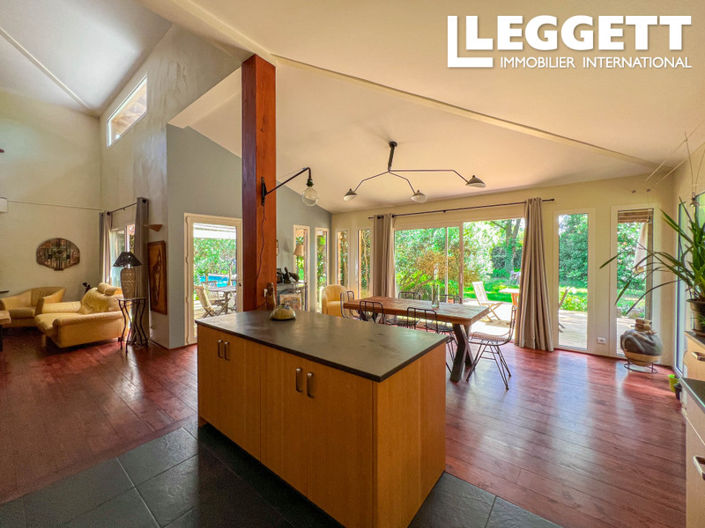 Image No.8-5 Bed House for sale