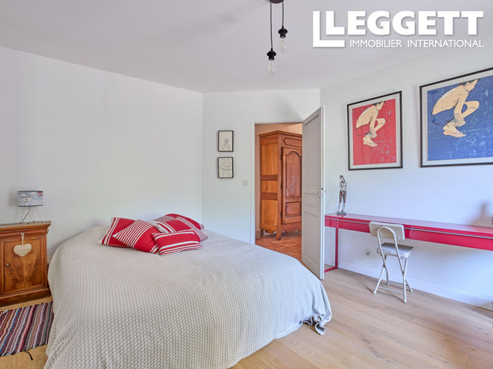 Image No.8-5 Bed House for sale