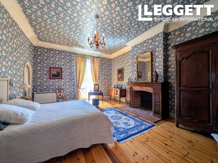 Image No.8-7 Bed Chateaux for sale