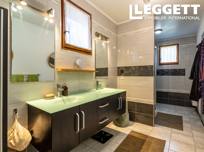 Image No.8-5 Bed House for sale