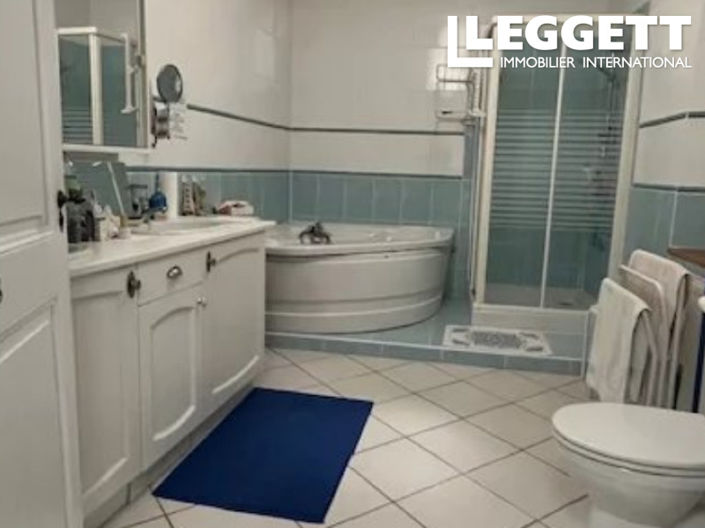 Image No.8-8 Bed House for sale