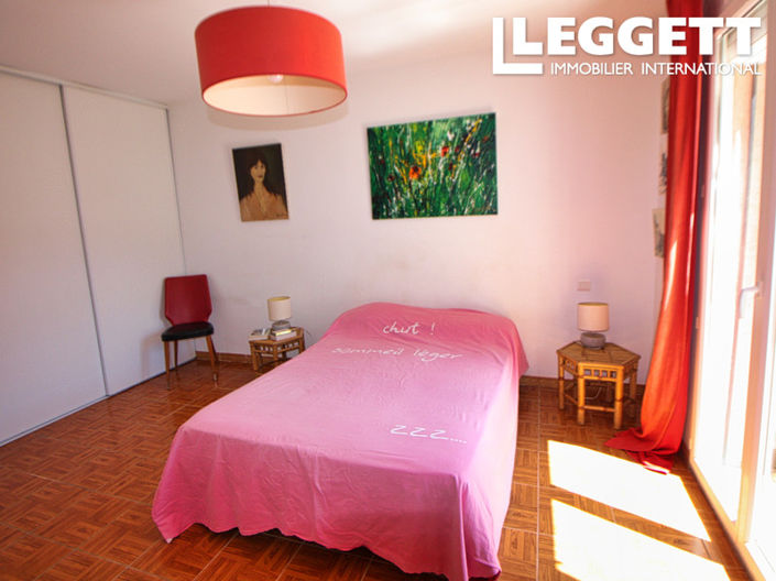 Image No.8-5 Bed House for sale