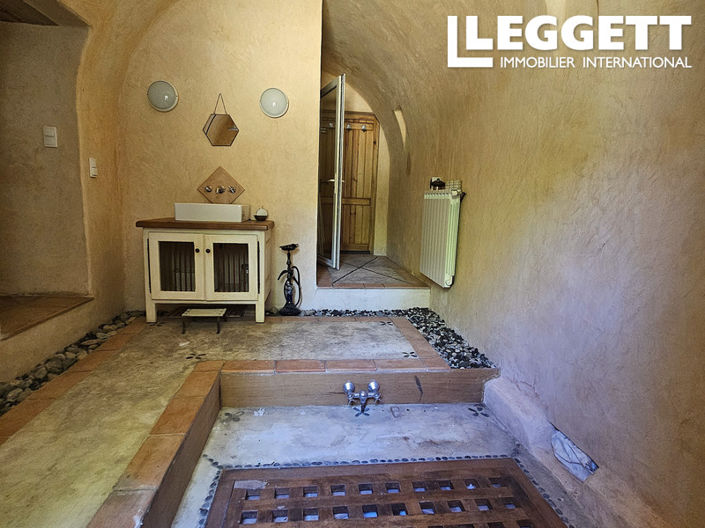 Image No.8-5 Bed House for sale