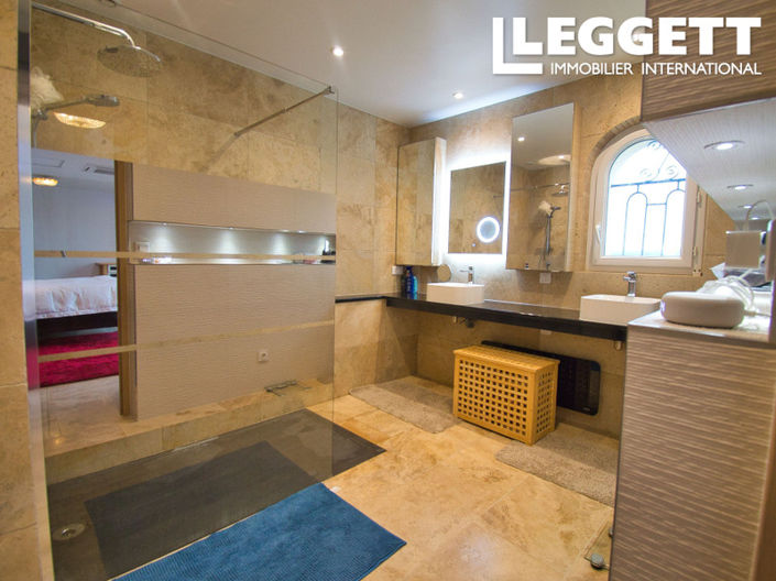 Image No.8-8 Bed House for sale