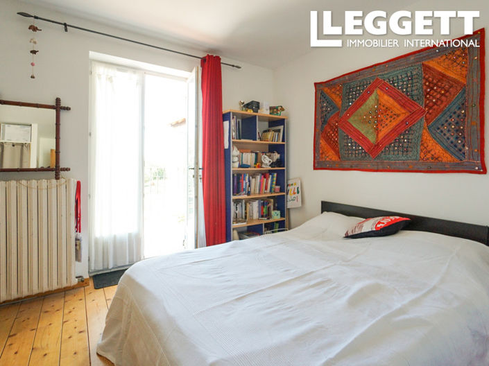 Image No.6-8 Bed House for sale