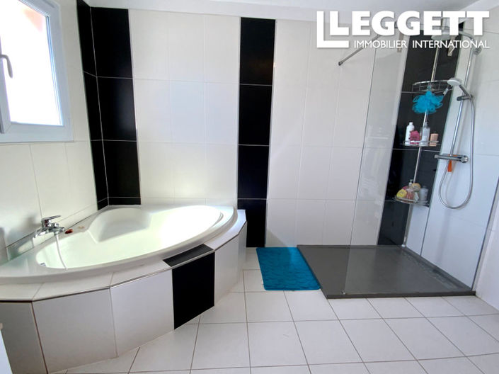 Image No.8-6 Bed House for sale